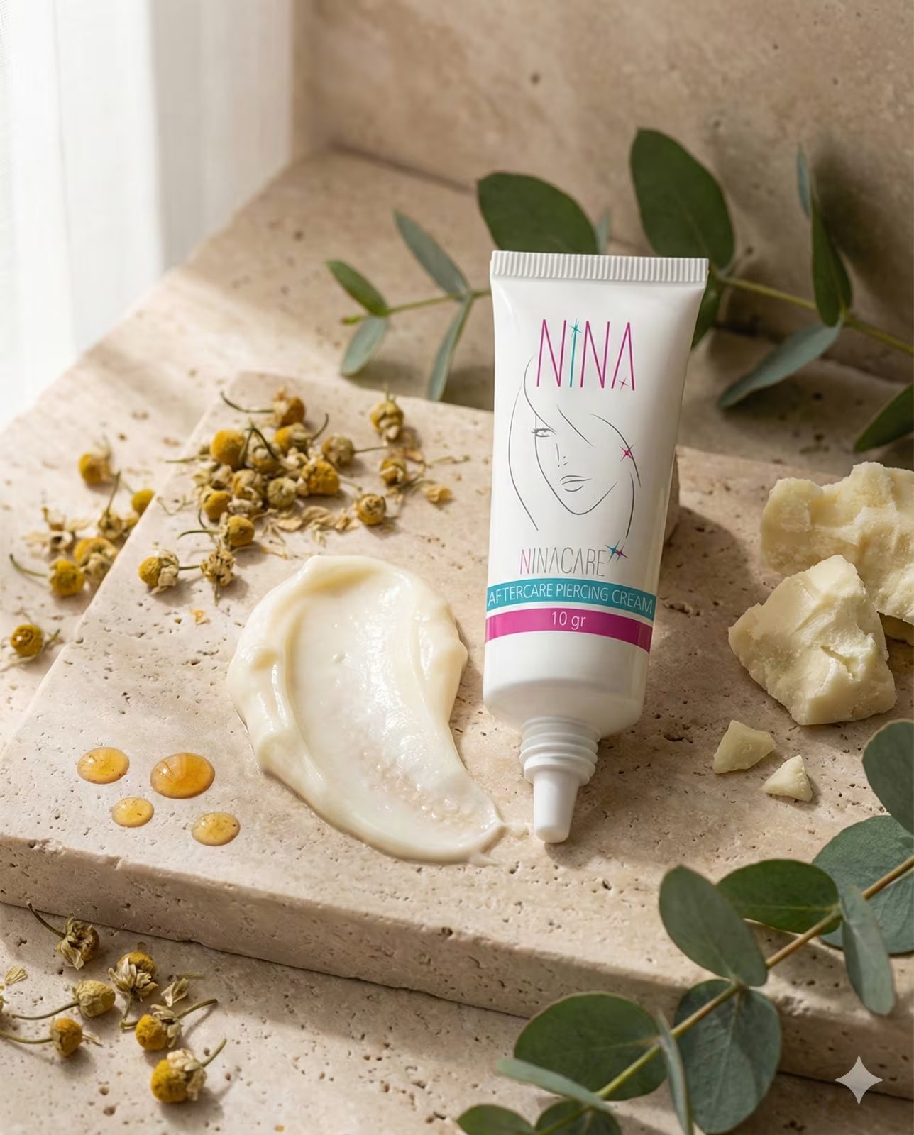 NINA cilt bakım ürünü, krem ​​ve doğal içeriklerle taş yüzey üzerinde sunulmaktadır
